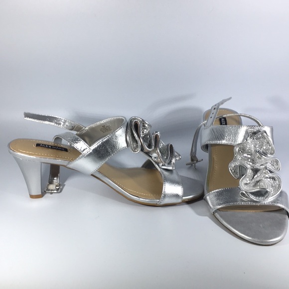 NWOT Alexa Marie Silver Sandals (B2031) - Picture 3 of 8
